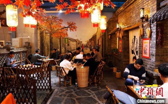 罐罐茶館內人聲鼎沸，充滿煙火氣。.jpg
