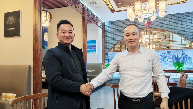 博菲克家具總經理與延安天祖大酒店萬總合影.jpg